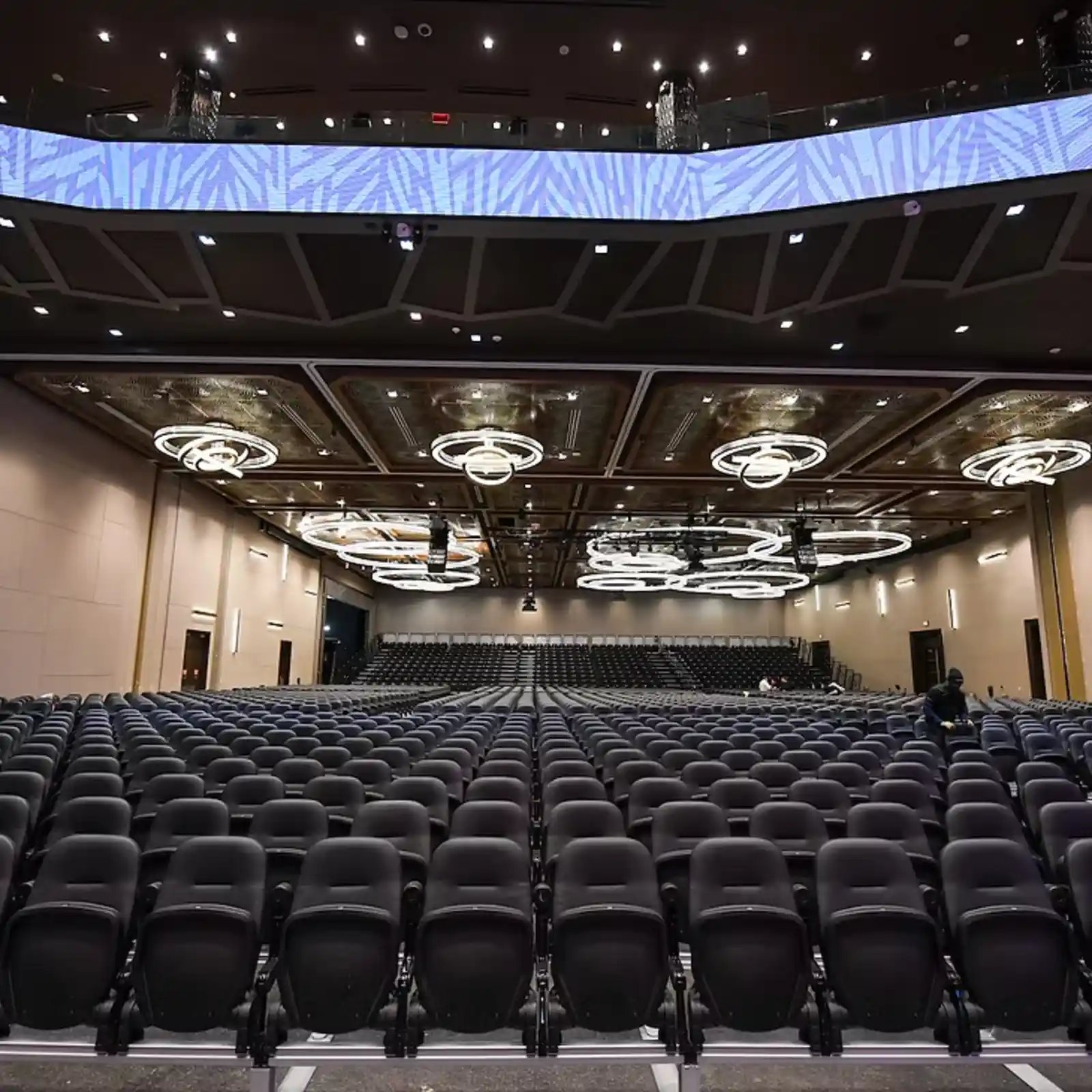 ovation-tip-up_1x1_2x